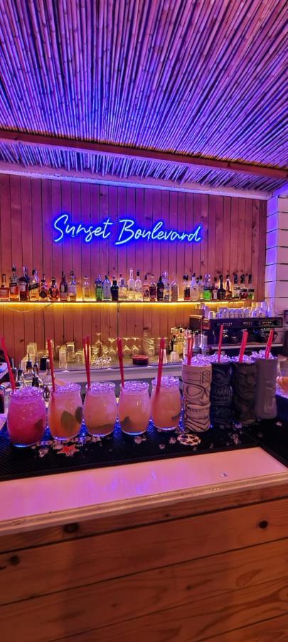 צ'פרו Sunset Boulevard Rooms מראה חיצוני תמונה